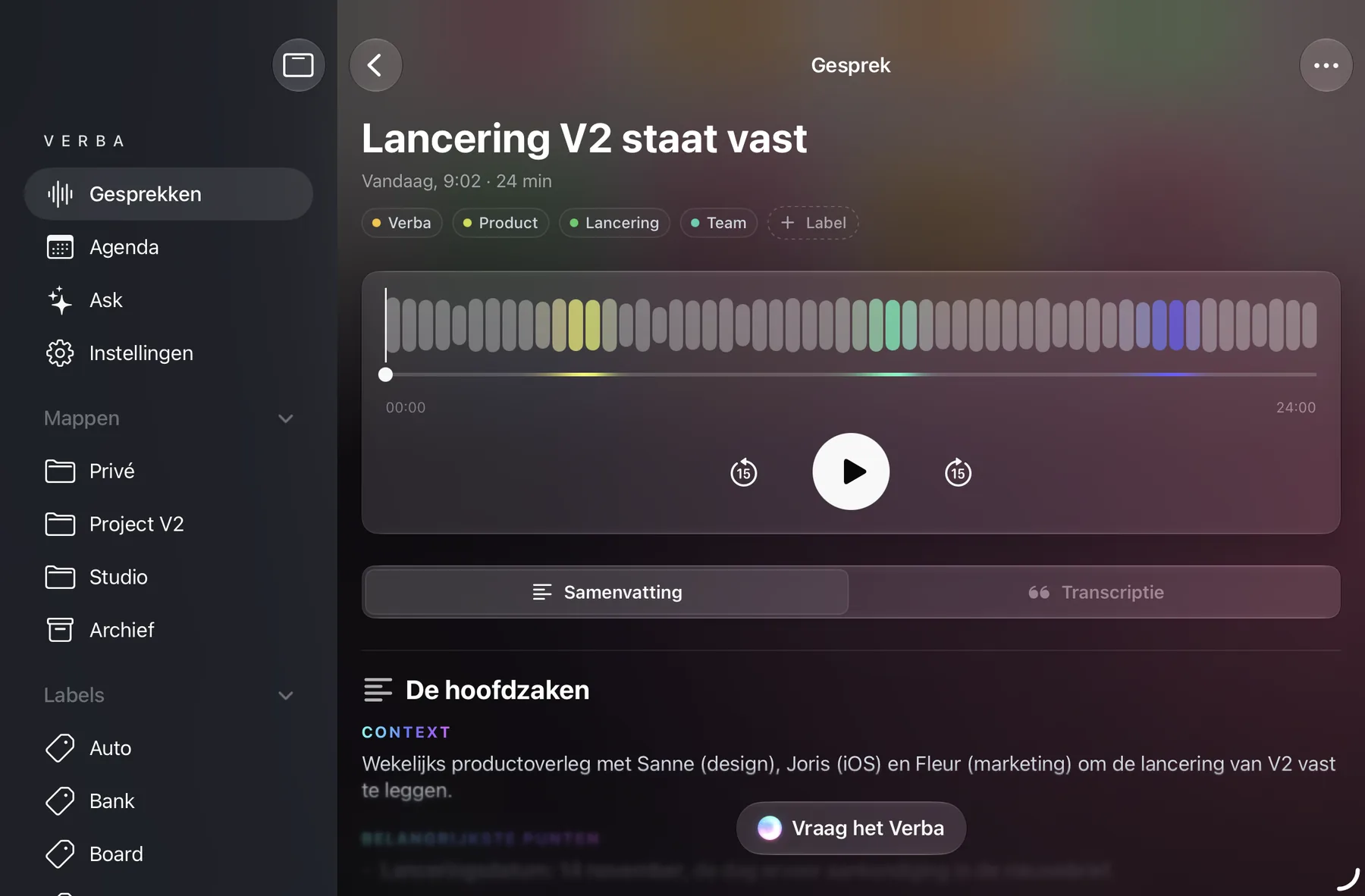 Verba op iPad: navigatiekolom links, geopend gesprek rechts.